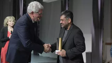 Verleihung der Humboldt-Professur an Sayan Mukherjee durch Stiftungspräsident Robert Schlögl